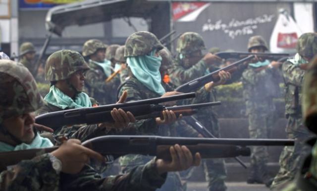Es wird scharf geschossen: Thailändische Soldaten gehen im Geschäftsviertel der 
