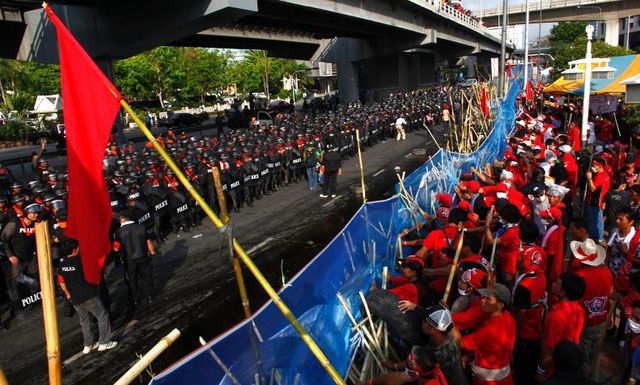 Gesicht an Gesicht: Polizei und Rothemden beäugen sich in Bangkok.