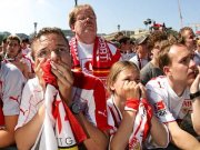 Stuttgarter Fans fiebern beim Pokalfinale mit ihrer Mannschaft.