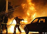 Feuerwehrmann löscht lichterloh brennendes Auto