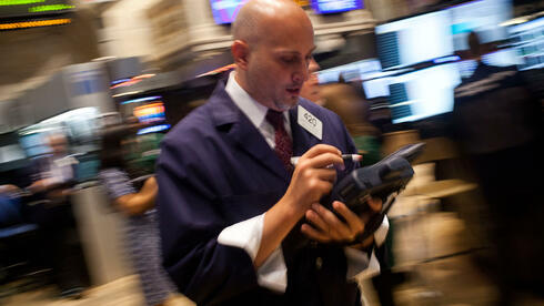 Ein Händler an der Börse in New York. Die abgewendete Krise und Arbeitsmarktzahlen konnten die Stimmung nur vorübergehend aufhellen. Quelle: AFP