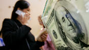 Chinesen halten Dollar im Billionenwert. Das ist ein starkes Machtmittel. Quelle: AP