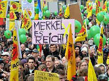 Am Wochenende waren deutschlandweit über hunderttausend Menschen gegen die Atomkraft auf die Straße gegangen.