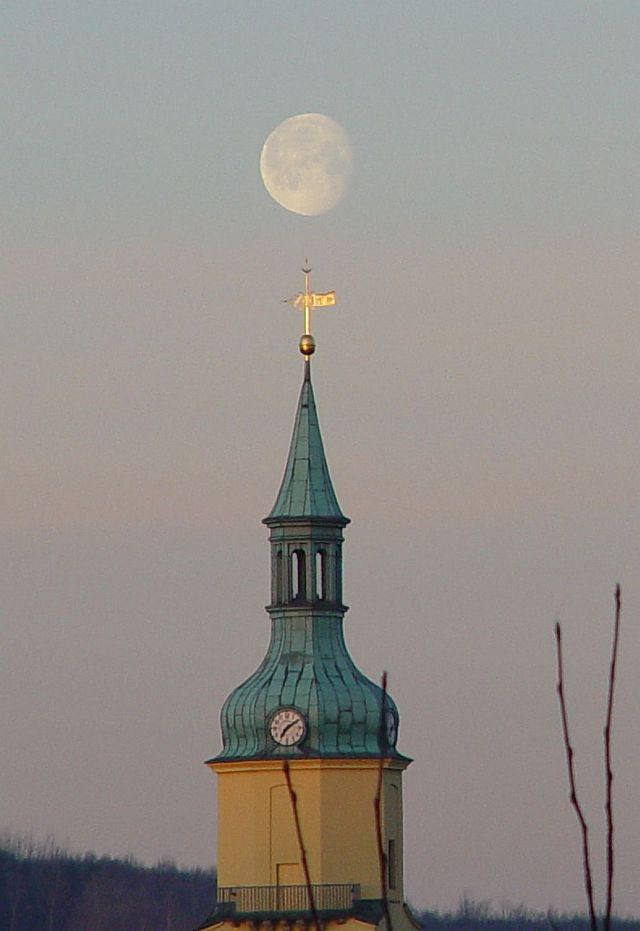 mond_ueber_der_kirche_b.jpg