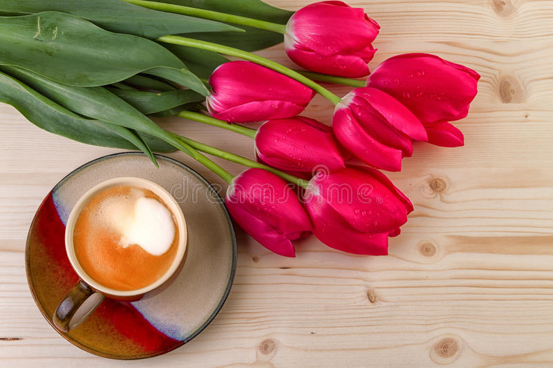 tasse-kaffee-mit-roten-tulpen-65481885.jpg