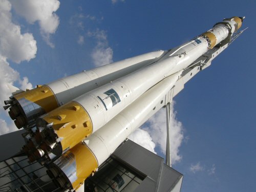 sojus-rakete-vor-dem-raumfahrtmuseum-in-....jpg