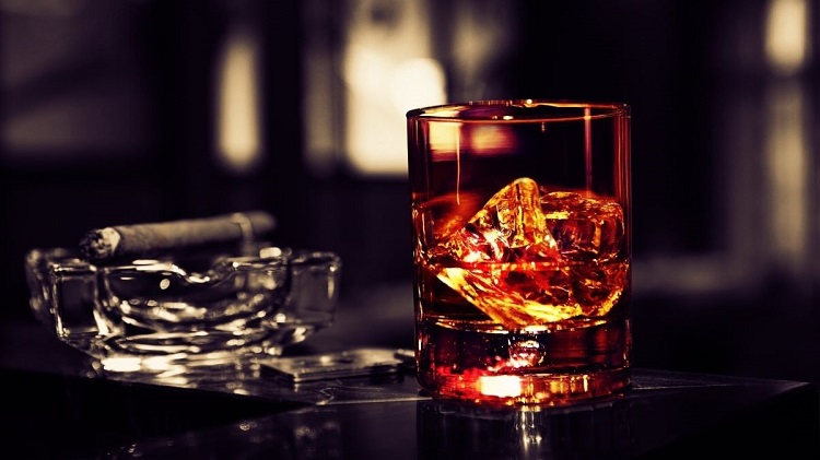whiskey-glas-eis-alkohol-zigarre-aschenbecher.jpg