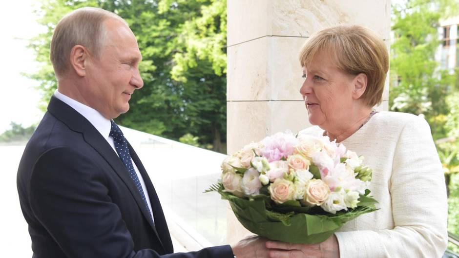 angela-merkel-wladimir-putin-sotschi.jpg