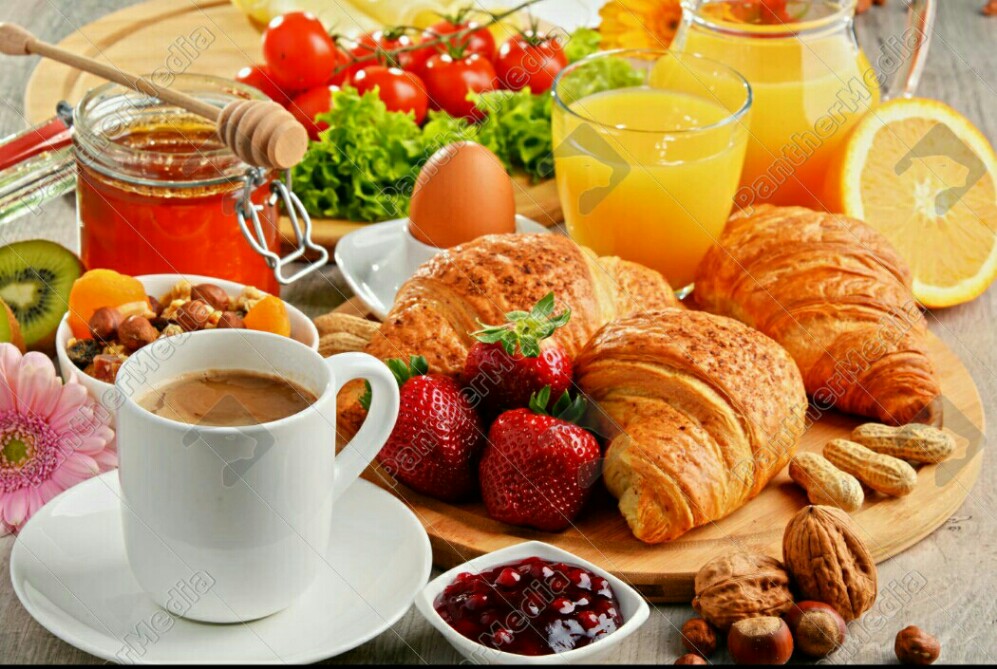 _fr__hst__ck-mit-croissants-kaffee-obst-....jpg