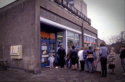 ddr-wende-konsum-menschen-in-warteschlange.jpg