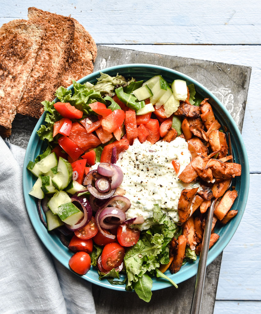 gyros-salat-bowl-mit-tzatziki-joghurt-dressing-....jpg