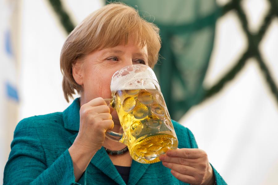 merkel-bierkrug-muenchen.jpg