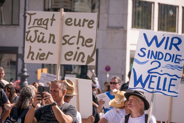 corona-demo-berlin-wir-sind-zweite-welle_(1).jpg