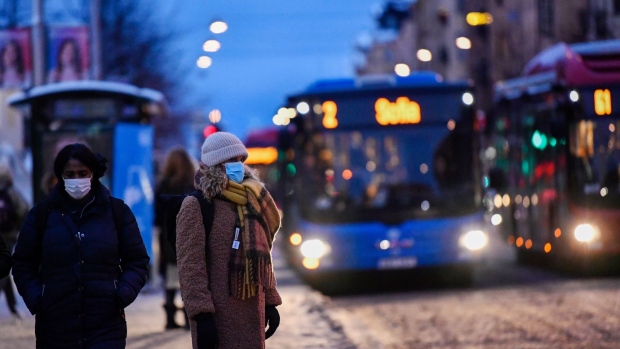 commuters-wearing-protective-face-masks-wait-...