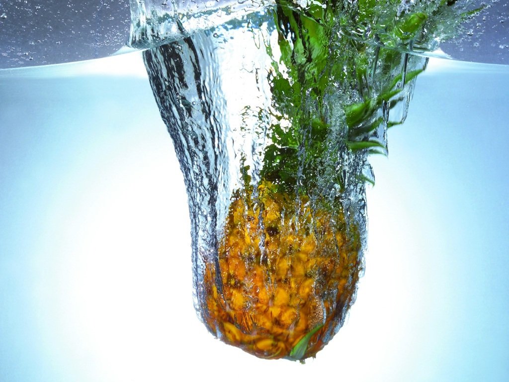 pineapple_in_water_9211_1024_768.jpg