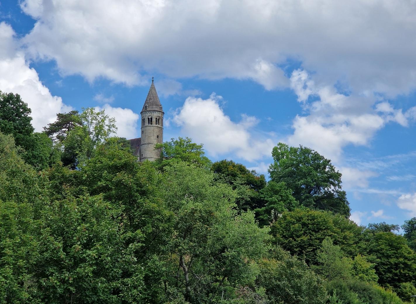 kirche_umgarnt_von_b__umen__03.jpg