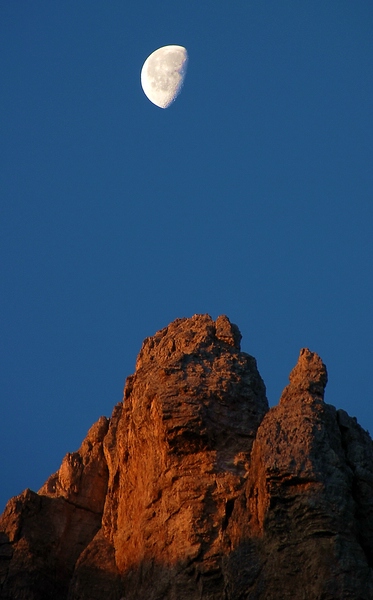 mond-ueber-dolomiten.jpg