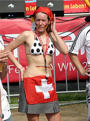 schweizerflaggegirl_mh_300.jpg