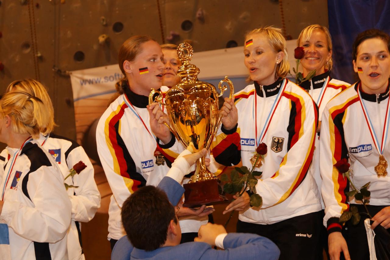 frauen_mit_cup.jpg