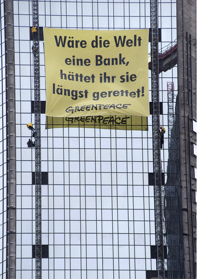 309_greenpeace_banner_an_deutscher_bank.jpg