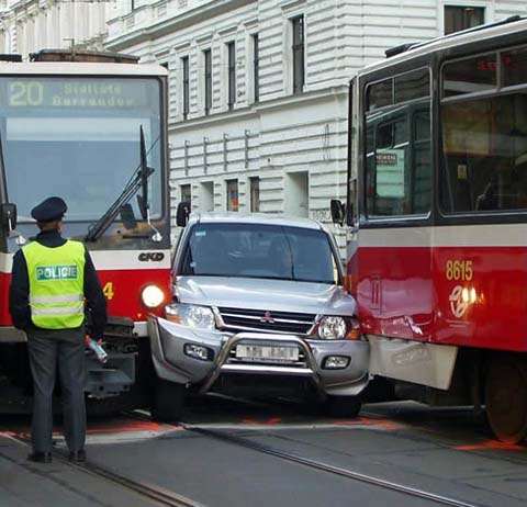 auto-zwischen-strassenbahnen-eingeklemmt.jpg