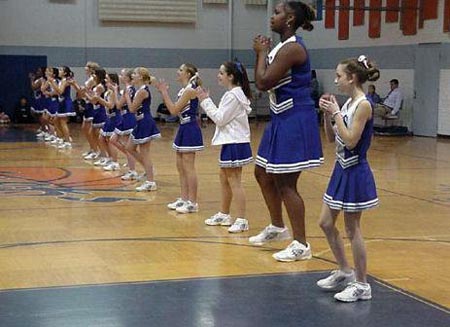 riesenbaby-beim-cheerleading.jpg