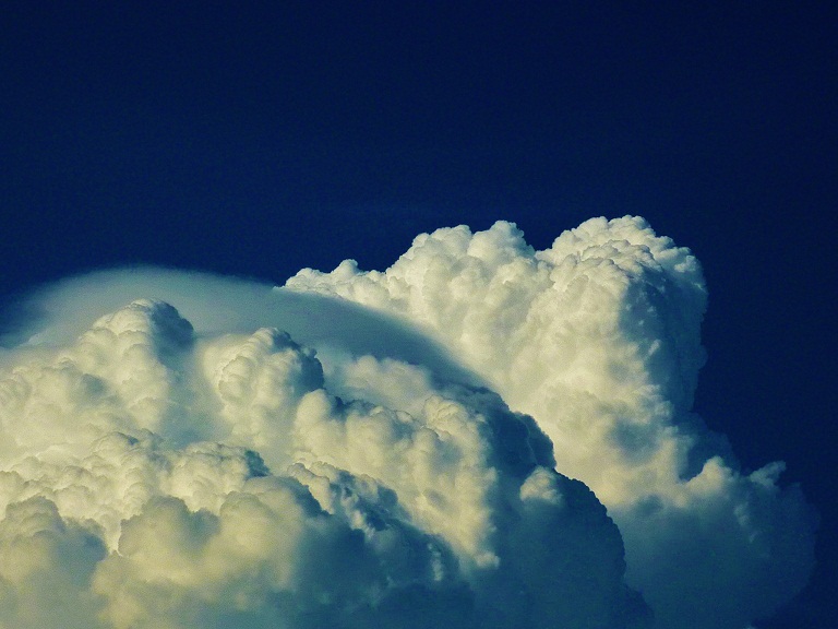 cumulonimbus_mit_pileus.jpg