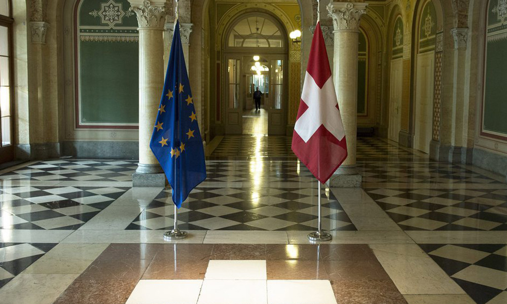 eu-schweiz-fahne-bundeshaus.jpg